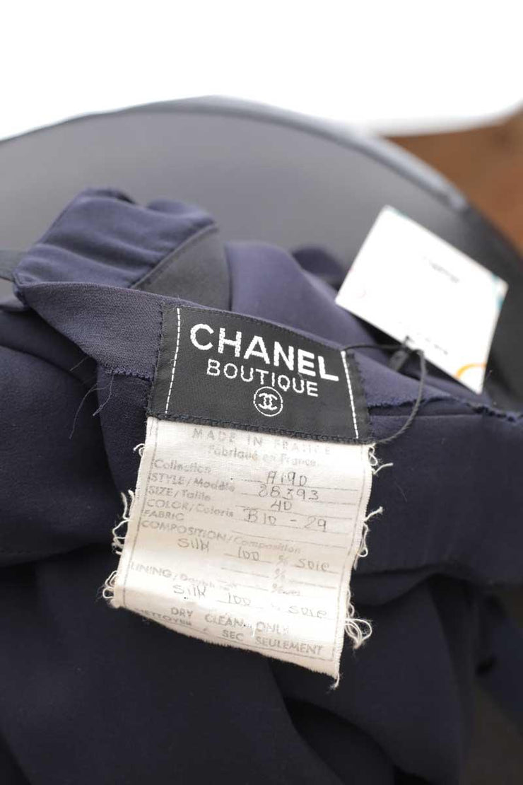 Robe Chanel bleu. Matière principale soie. Taille 40.