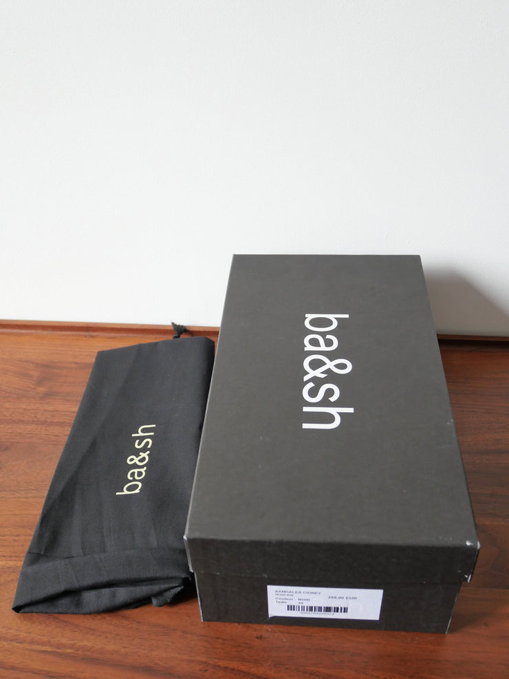 Sandales modèle Cidney à nouer de la marque BA&SH pour femme de taille T39 de couleur Noir en vente sur la friperie en ligne Circular Clothing Paris