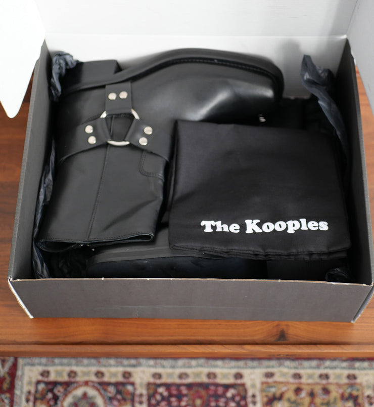 Bottines Basses à Boucles de la marque THE KOOPLES pour femme  de taille T40 de couleur Noir en vente sur la friperie en ligne Circular Clothing Paris